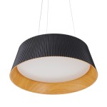 Lampa wisząca LED Frill 21W w kolorze czarnym, z teksturowanym, prążkowanym kloszem oraz dolną częścią w odcieniu drewna. Okrągły kształt, zawieszona na białym przewodzie, emituje ciepłe światło 3000K.