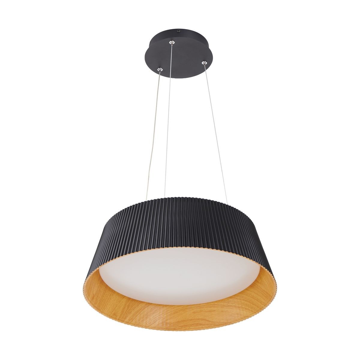 Lampa wisząca LED Frill 21W 3000K w kolorze czarnym z drewnianym wykończeniem. Okrągły klosz z żłobieniami, zawieszony na cienkich linkach. Wewnątrz matowe szkło, które rozprasza światło. Ujęcie z dołu, na białym tle.