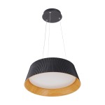 Lampa wisząca LED Frill 21W 3000K w kolorze czarnym z drewnianym wykończeniem. Okrągły klosz z żłobieniami, zawieszony na cienkich linkach. Wewnątrz matowe szkło, które rozprasza światło. Ujęcie z dołu, na białym tle.