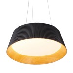 Lampa wisząca LED Frill 21W 3000K w kolorze czarnym z teksturowanym kloszem. Okrągły kształt z drewnianym wykończeniem wewnętrznym, zawieszona na cienkich przewodach. Światło emitowane przez mleczną szybę.