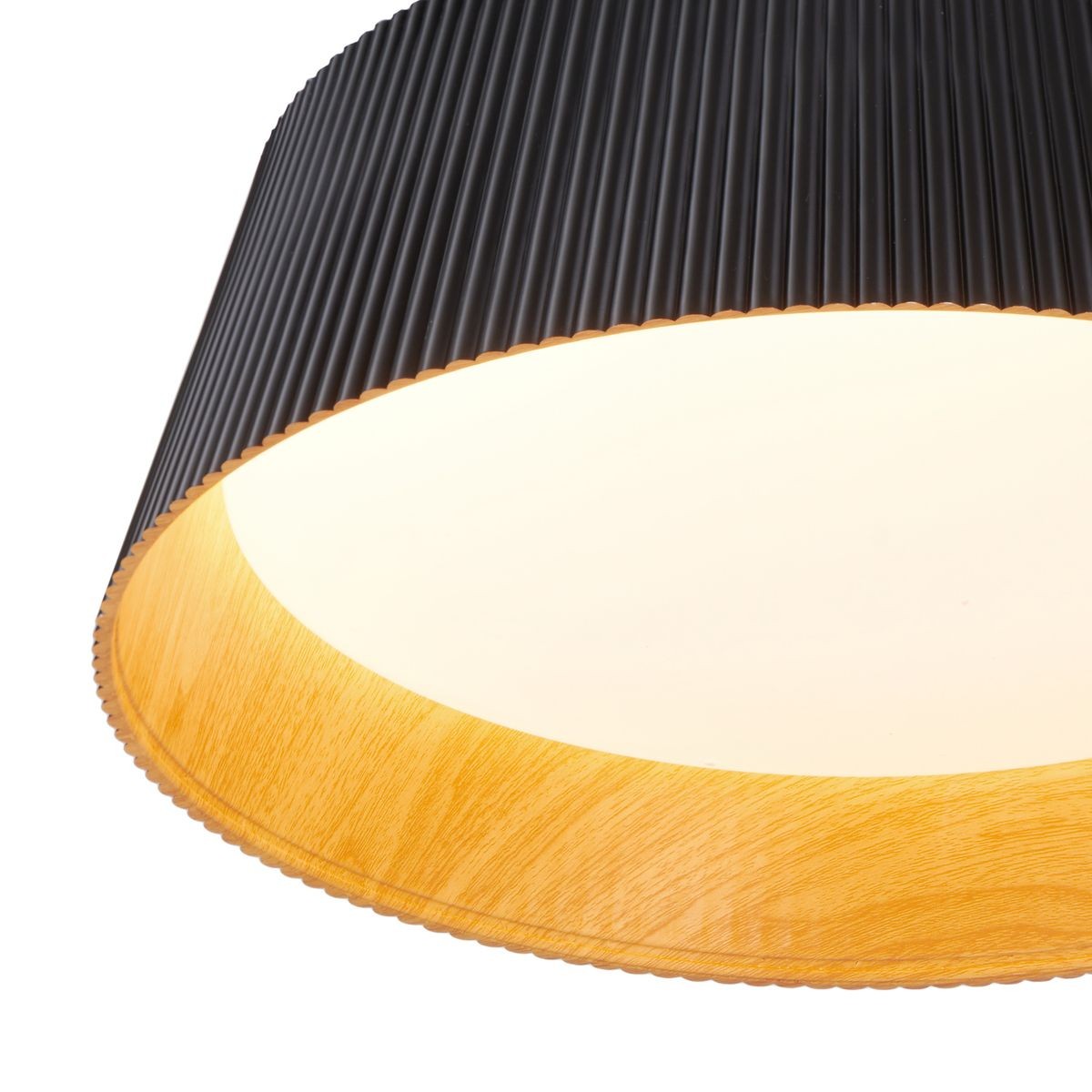 Czarna lampa wisząca LED Frill o mocy 21W i temperaturze barwowej 3000K. Żyrandol z plisowanym kloszem, z drewnianym wykończeniem na krawędzi. Ujęcie z boku, pokazujące detale klosza i źródło światła.