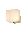 Kinkiet LED Cubo 3W 3000K w złotym wykończeniu. Kwadratowa, mleczna oprawa z przezroczystym kloszem, zamontowana na prostokątnej, złotej podstawie. Produkt umieszczony na jednolitym tle.