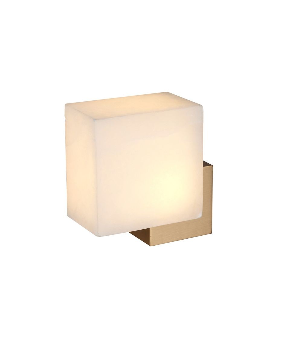 Kinkiet LED Cubo 3W 3000K w kolorze złotym, z kwadratowym białym kloszem. Ujęcie frontalne, produkt zamontowany na ścianie. Metalowa podstawa w złotym wykończeniu, minimalistyczny design, idealny do nowoczesnych wnętrz.