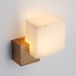 Kinkiet LED Cubo 3W 3000K w złotym wykończeniu. Posiada prostokątną, mleczno-białą klosz z matowego materiału, zamontowany na kwadratowej, metalowej podstawie. Oświetlenie emituje ciepłe światło, idealne do aranżacji wnętrz.