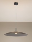 Lampa wisząca Peca w kolorze czarnym z szarym kloszem, zawieszona na cienkim, czarnym przewodzie. Klosz ma okrągły, płaski kształt z centralnym źródłem światła LED 17W. Tło w jasnym odcieniu, podkreślającym elegancki design.