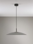 Lampa wisząca Peca w kolorze czarnym z szarym kloszem, z pojedynczym źródłem światła LED 17W. Zawieszona na cienkim przewodzie, z okrągłym mocowaniem sufitowym. Prosta, minimalistyczna forma. Tło w odcieniach szarości.