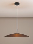 Lampa wisząca Peca z jedną żarówką LED 17W, o czarnej metalowej podstawie i brązowym kloszu w kształcie stożka. Zawieszona na cienkim, czarnym przewodzie, idealna do nowoczesnych wnętrz. Tło w odcieniu jasnobeżowym.