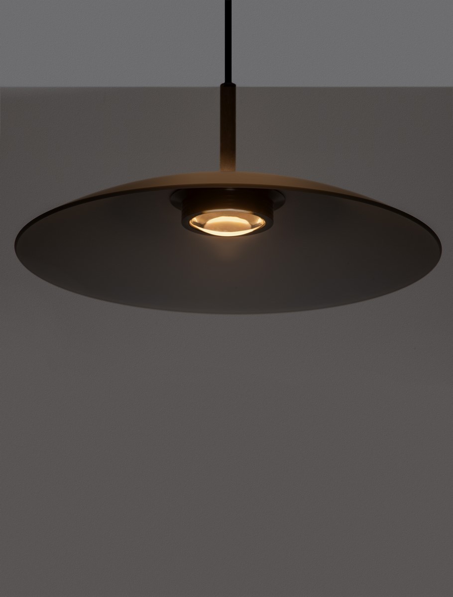 Lampa wisząca Peca w kolorze czarnym z szarym kloszem, z jedną diodą LED 13W. Klosz ma okrągły kształt, umieszczony jest na cienkim, metalowym zawieszeniu, emitując ciepłe światło. Ujęcie z góry, na jednolitym tle.