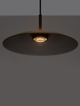 Lampa wisząca Peca w kolorze czarnym z szarym kloszem, z jedną diodą LED 13W. Klosz ma okrągły kształt, umieszczony jest na cienkim, metalowym zawieszeniu, emitując ciepłe światło. Ujęcie z góry, na jednolitym tle.