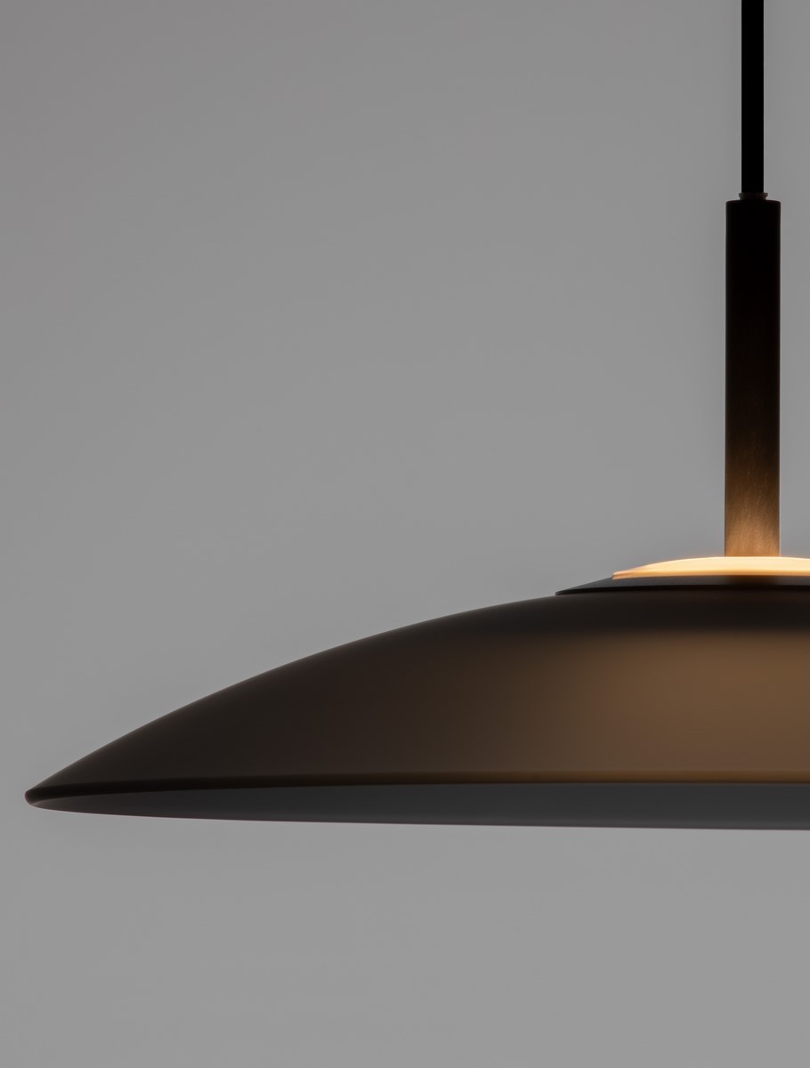 Lampa wisząca Peca 1xLED 13W w kolorze czarnym, z dużym, zaokrąglonym kloszem i metalowym wspornikiem. Ujęcie z boku, ukazujące gładką powierzchnię klosza oraz elementy mocujące. Tło szare, minimalistyczne.