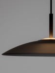 Lampa wisząca Peca 1xLED 13W w kolorze czarnym, z dużym, zaokrąglonym kloszem i metalowym wspornikiem. Ujęcie z boku, ukazujące gładką powierzchnię klosza oraz elementy mocujące. Tło szare, minimalistyczne.