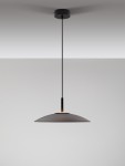 Lampa wisząca Peca w kolorze czarnym z szarym kloszem, zawieszona na cienkim przewodzie. Klosz ma kształt stożka z lekko zaokrąglonym końcem. Elementy metalowe i minimalistyczny design. Idealna do nowoczesnych wnętrz.
