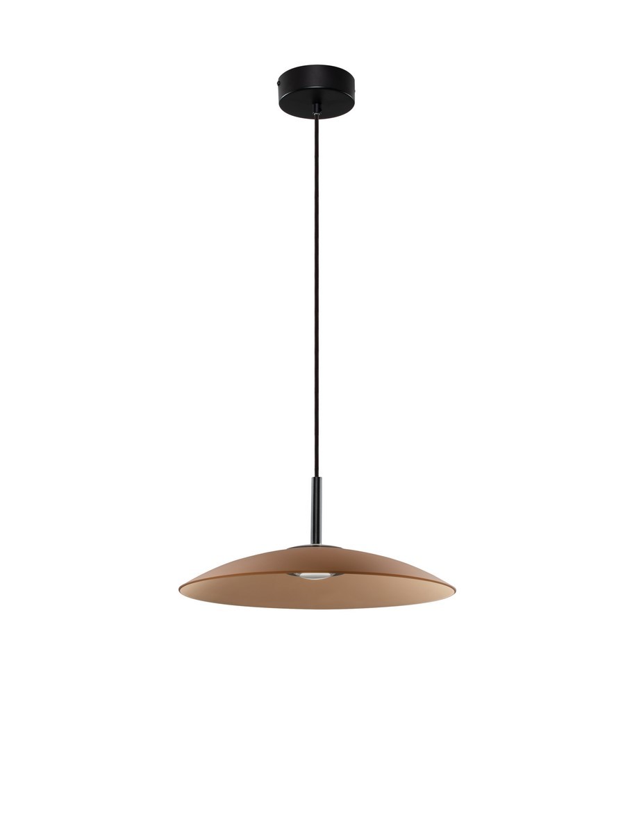 Czarna lampa wisząca Peca z brązowym kloszem, z pojedynczym źródłem światła LED 12W. Produkt zawieszony na cienkim przewodzie, z okrągłym mocowaniem sufitowym. Klosz w kształcie talerza, lekko wypukły, z centralnym otworem.