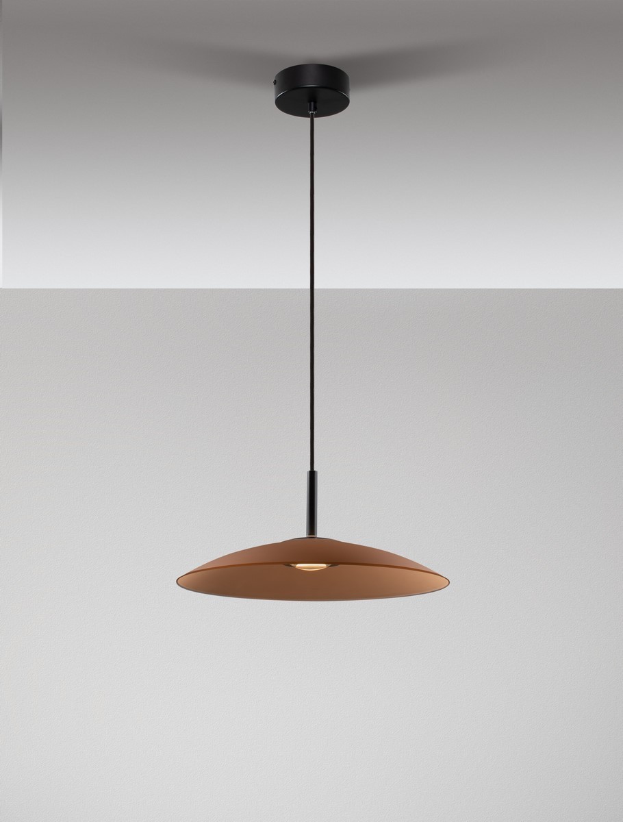 Lampa wisząca Peca 1xLED 12W, w kolorze czarnym z brązowym kloszem w kształcie stożka. Produkt zawieszony na cienkim przewodzie, z okrągłym mocowaniem sufitowym. Tło jasnoszare, minimalistyczne.