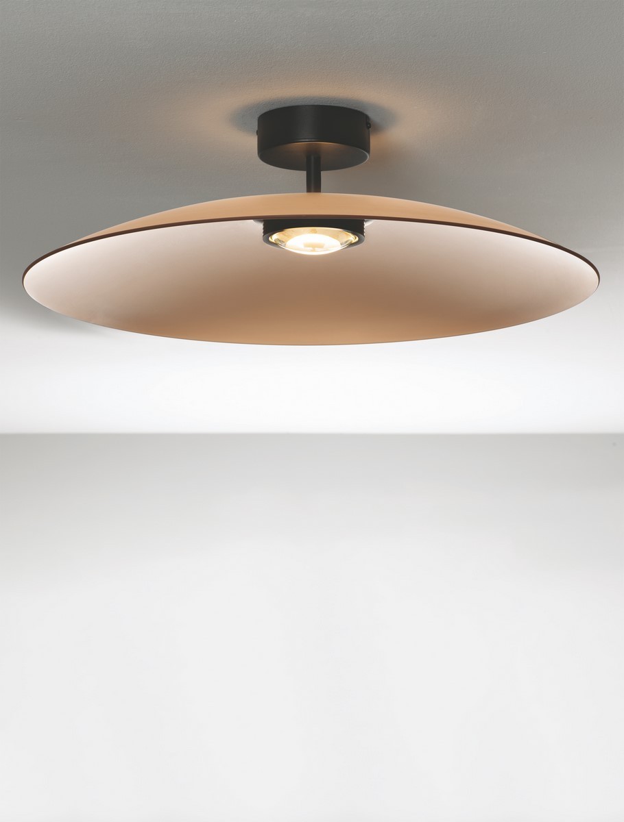 Czarna lampa sufitowa Peca z brązowym, okrągłym kloszem, montowana na suficie. Widoczna żarówka LED o mocy 17W. Ujęcie z góry, ukazujące całą konstrukcję oraz detal klosza. Tło jednolite, jasne.