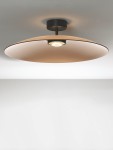 Czarna lampa sufitowa Peca z brązowym, okrągłym kloszem, montowana na suficie. Widoczna żarówka LED o mocy 17W. Ujęcie z góry, ukazujące całą konstrukcję oraz detal klosza. Tło jednolite, jasne.