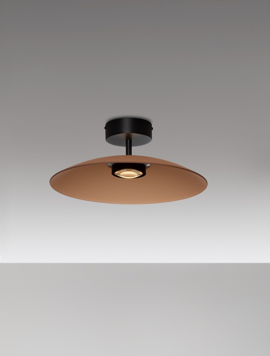 Lampa sufitowa Peca z jedną żarówką LED 12W, w kolorze czarnym z brązowym kloszem. Ujęcie z dołu, prezentujące okrągły kształt klosza i centralną lampę. Prosty, nowoczesny design, montowana na suficie, z gładkim wykończeniem.