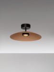 Lampa sufitowa Peca z jedną żarówką LED 12W, w kolorze czarnym z brązowym kloszem. Ujęcie z dołu, prezentujące okrągły kształt klosza i centralną lampę. Prosty, nowoczesny design, montowana na suficie, z gładkim wykończeniem.