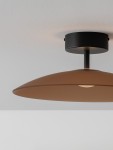 Lampa sufitowa Peca z jednym źródłem LED 12W, czarna z brązowym kloszem. Ujęcie z dołu, pokazujące okrągły, płaski kształt klosza, zamontowana na czarnej podsufitce. Tło jasne, jednolite.