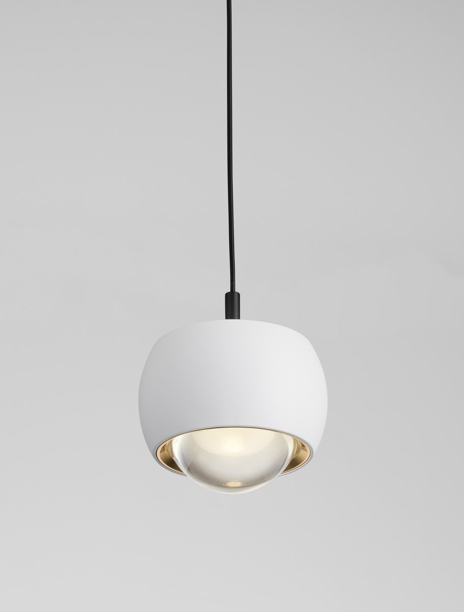 Lampa wisząca Lima w kolorze białym, z jedną żarówką LED 13W. Okrągła, matowa obudowa z delikatnym złotym wykończeniem wewnętrznym. Produkt zawieszony na czarnym przewodzie, w aranżacji na jednolitym tle.