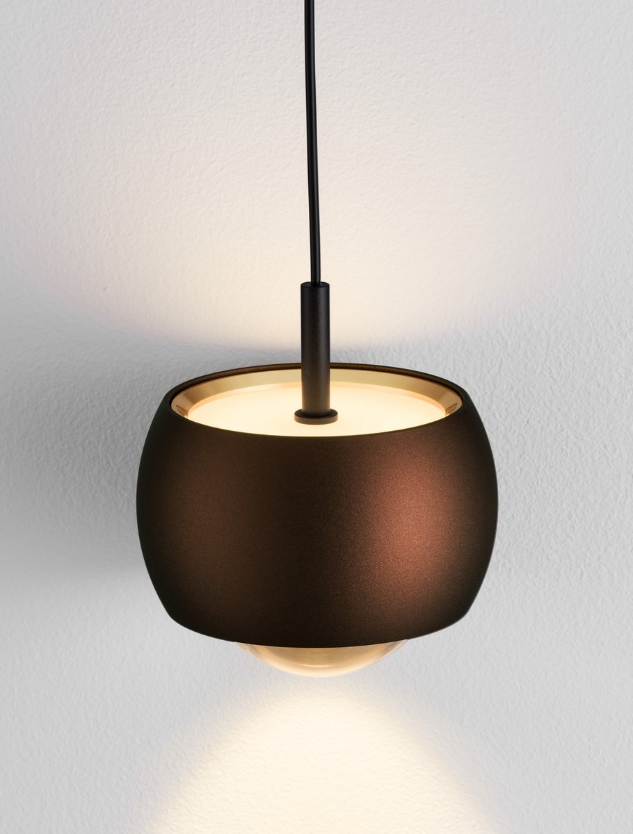Lima lampa wisząca w kolorze brązowym, zawieszona na czarnym kablu. Okrągła, matowa obudowa z mlecznym kloszem LED 13W, emitującym ciepłe światło. Kąt ujęcia frontalny, na jednolitym tle.