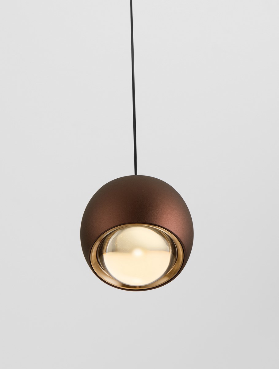 Lima lampa wisząca 1xLED 13W w brązowej obudowie, o okrągłym kształcie i metalicznej wykończeniu. Zawieszona na czarnym przewodzie, z widoczną złotą osłoną klosza, oferuje nowoczesny wygląd i eleganckie oświetlenie.