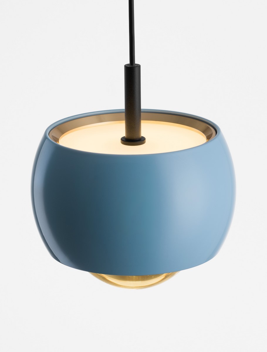 Lima lampa wisząca w kolorze niebieskim z metalowym wykończeniem, z pojedynczym źródłem światła LED 13W. Okrągły kształt z matowej powierzchni, zawieszona na czarnym przewodzie, z przezroczystą dolną częścią.