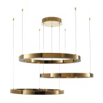 Lampa wisząca Circle 40+60+80 w złotym połysku, składająca się z trzech okrągłych pierścieni LED. Ujęcie z góry, zawieszona na cienkich linkach. W zestawie pilot do zdalnego sterowania. Tło białe, co podkreśla elegancki wygląd lampy.