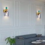 Kinkiet Tropea 1xE27 w kolorze złotym z dymionym kloszem. Ozdobny element z niebieską dekoracją, montowany na ścianie. Widoczny na tle jasnej, eleganckiej ściany. Produkt o nowoczesnym designie, idealny do aranżacji wnętrz.