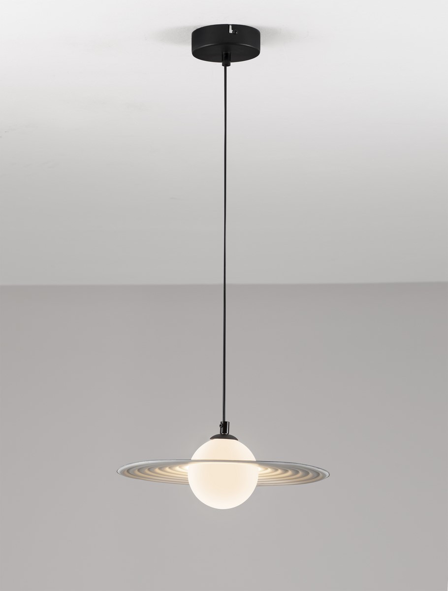 Lampa wisząca Funes z jedną żarówką G9, w kolorze czarnym. Okrągła, matowa kula z białego szkła otoczona metalowym pierścieniem w odcieniach czerni i srebra. Zwisająca na cienkim przewodzie, zawieszona z sufitu na jednolitym tle.