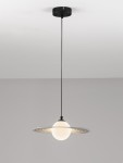 Lampa wisząca Funes z jedną żarówką G9, w kolorze czarnym. Okrągła, matowa kula z białego szkła otoczona metalowym pierścieniem w odcieniach czerni i srebra. Zwisająca na cienkim przewodzie, zawieszona z sufitu na jednolitym tle.