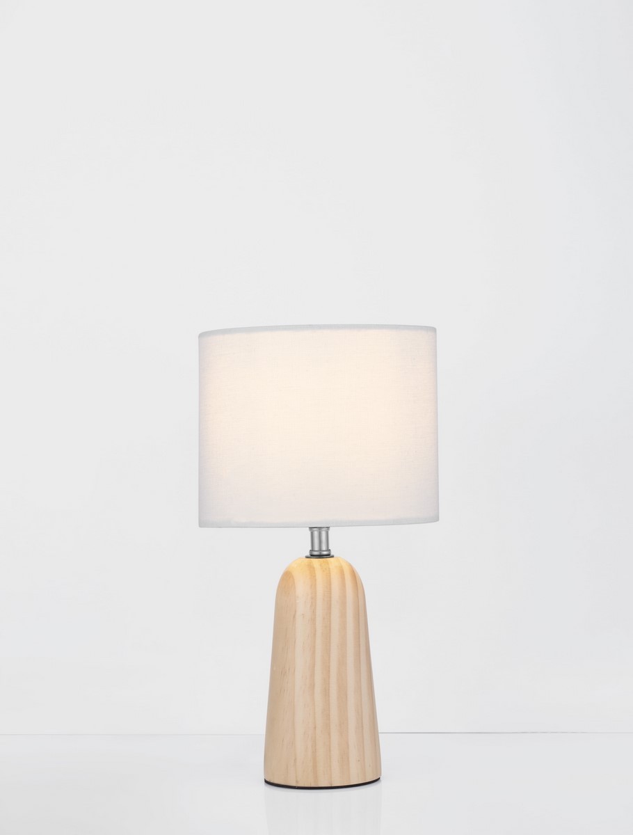 Lampa stołowa Muzquiz z jasnego drewna, z okrągłym abażurem w kolorze białym. Posiada metalowy uchwyt u podstawy. Widok frontalny, ustawiona na płaskiej powierzchni, na jasnym tle. Wymiary podstawy stożkowatej.