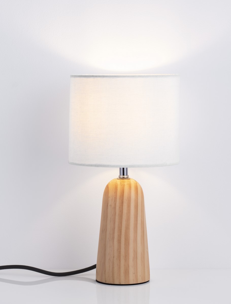 Lampa stołowa Muzquiz, 1xE27, z jasnego drewna. Podstawa o kształcie stożka, z widoczną fakturą drewna, zakończona czarną podstawą. Biała abażur z tkaniny, emitujący ciepłe światło. Kabel zasilający widoczny obok.