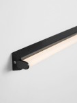 Kinkiet Julio 1xLED 19W w kolorze czarnym, montowany na ścianie, z prostokątnym, matowym kloszem w odcieniu ciepłej bieli. Zbliżenie na kształt lampy oraz uchwyt mocujący, na jednolitym tle.