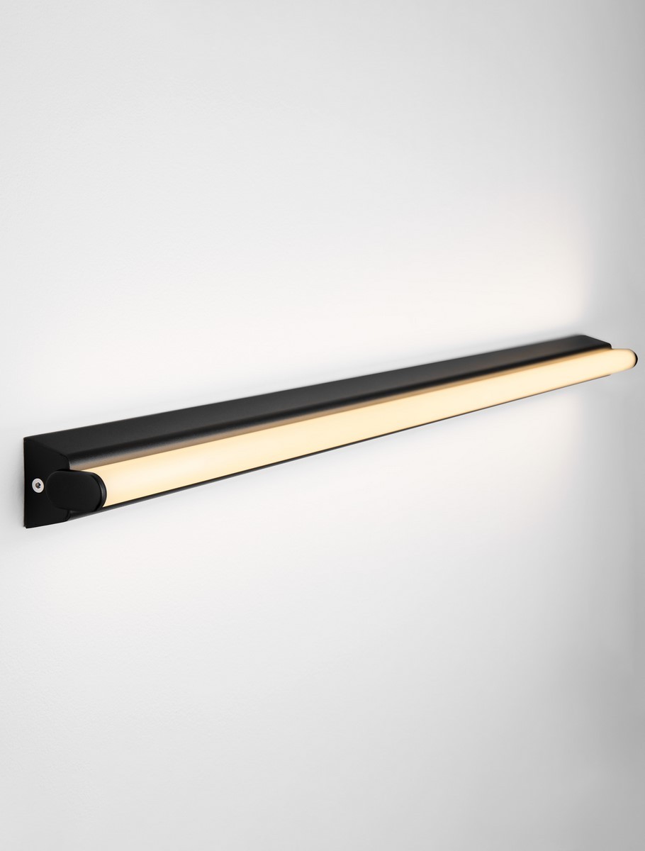 Kinkiet Julio 1xLED 26W w kolorze czarnym, prostokątny, montowany na ścianie. Zawiera wbudowane źródło światła LED, z przyciskiem włącz/wyłącz. W tle jasna, gładka powierzchnia, podkreślająca nowoczesny design.