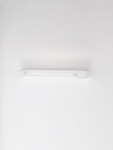 Kinkiet Justo 1xLED 12W w kolorze białym, o prostokątnym kształcie, zamontowany na ścianie. Posiada minimalistyczny design, z równą linią światła LED, na jednolitym białym tle, co podkreśla jego nowoczesny wygląd.