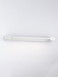 Justo kinkiet 1xLED 17W w kolorze białym, prostokątny, zamontowany na ścianie. Oświetlenie LED umieszczone w długiej, cienkiej obudowie, emitujące jasne światło. Tło jednolite, jasne, co podkreśla design lampy.
