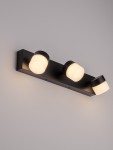 Kinkiet Nueva 3xLED 17W w kolorze czarnym, montowany na ścianie, z trzema okrągłymi kloszami z białego tworzywa. Ujęcie frontalne, pokazujące równomierne rozmieszczenie źródeł światła na prostokątnej podstawie.