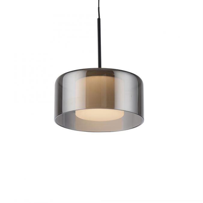 Lampa wisząca Rika 3xLED 18W w kolorze czarnym dymionym, o okrągłym, półprzezroczystym kloszu. Zawieszona na cienkim, czarnym przewodzie. Emituje ciepłe światło, idealna do nowoczesnych wnętrz.