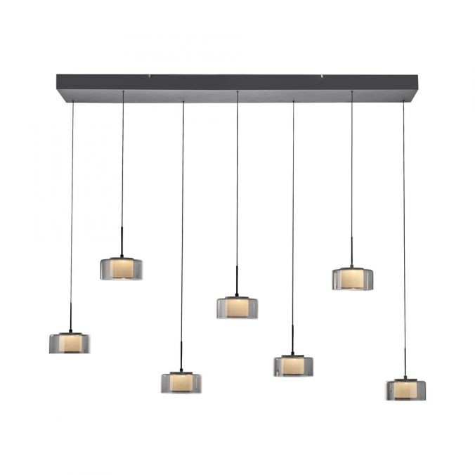 Lampa wisząca Rika z siedmioma kloszami LED 56W w czarnym dymionym kolorze. Klosze o okrągłym kształcie zawieszone na cienkich linkach z metalowym stelażem. Produkt wisi na prostokątnej podsufitce, idealny do nowoczesnych wnętrz.