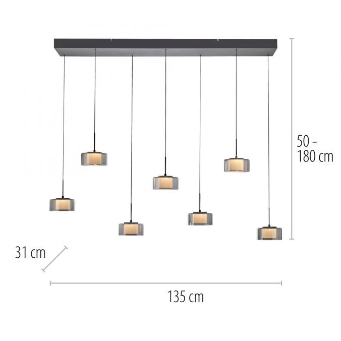 Lampa wisząca Rika z 7 źródłami LED, czarny dymiony klosz, metalowa konstrukcja. Wymiary: długość 135 cm, wysokość regulowana od 50 do 180 cm, szerokość 31 cm. Klosze mają prostokątny kształt z przezroczystymi bokami.