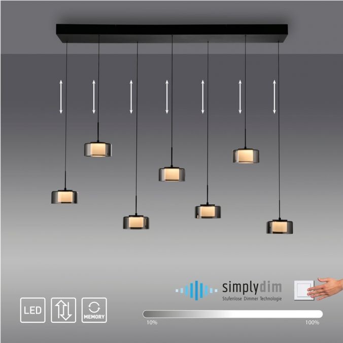 Lampa wisząca Rika z 7 kloszami LED o mocy 56W. Klosze w czarnym, dymionym kolorze, zamocowane na prostokątnej, czarnej podstawie. Widoczna technologia dimmująca simply dim oraz wskaźnik regulacji intensywności światła.
