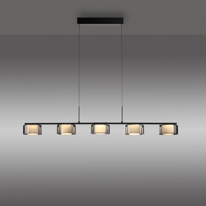 Lampa wisząca Rika z pięcioma źródłami LED, czarna, z dymionymi kloszami. Posiada prostokątną metalową konstrukcję z zawieszeniem. Ujęcie frontalne, na jednolitym tle. Wymiary i detale kloszy nie są widoczne.