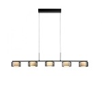 Lampa wisząca Rika z pięcioma kloszami LED, czarna, dymiona, z metalową konstrukcją. Klosze w kształcie prostokątów z przezroczystym wykończeniem. Produkt zawieszony na cienkich linkach, idealny do nowoczesnych wnętrz.