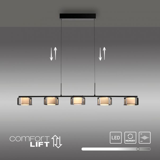 Lampa wisząca Rika z pięcioma źródłami LED 42W w czarnym dymionym kolorze, zawieszona na prostokątnej podsufitce. Klosze w formie sześcianów z transparentnym wykończeniem, regulowana wysokość zawieszenia. Nowoczesny design, idealna do jadalni lub salonu.
