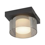 Lampa sufitowa LED Rika 4,5W w czarnym, dymionym kloszu. Prosta, kwadratowa podstawa z metalu, przezroczysty klosz z białym źródłem światła w środku. Idealna do nowoczesnych wnętrz, zamontowana na suficie.