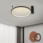 Czarna lampa sufitowa LED Ring D60 o mocy 35W z okrągłym, matowym kloszem. Ujęcie z dołu, lampę zamontowano na suficie. W tle widoczne zasłony i dekoracyjne elementy ścienne w stonowanej kolorystyce.