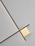 Kinkiet Chota 1xLED 20W w kolorze czarnym i złotym. Produkt ma geometryczny kształt, z czarnymi liniami i jedną złotą, prostokątną płytką. Ujęcie z boku, na jednolitym tle, podkreślające nowoczesny design oświetlenia.