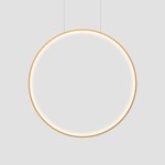 Złota lampa wisząca LED Mirror D90 o okrągłym kształcie, z subtelnym podświetleniem. Zawieszona na cienkich linkach, prezentuje minimalistyczny design. Wodoodporna (IP44), z mocą 50W, oferuje różne temperatury barwowe (CCT). Tło szare.