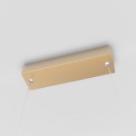 Lampa wisząca LED Mirror D90 o mocy 50W, w kolorze złotym. Posiada prostokątną, matową obudowę oraz przezroczyste zawieszenia. Zainstalowana na suficie, idealna do nowoczesnych wnętrz. Klasa ochrony IP44.